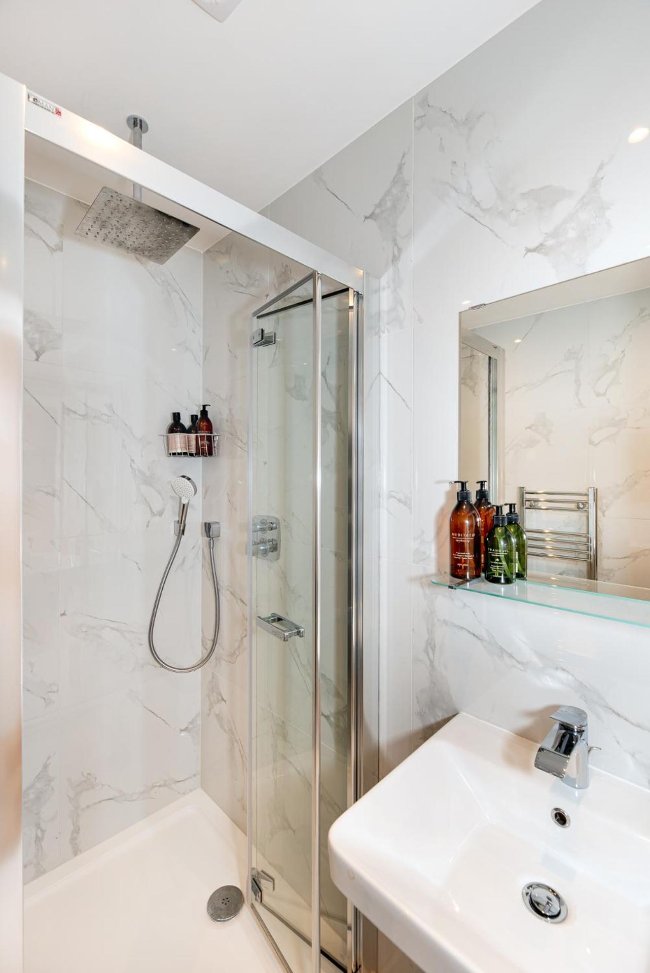 2-Bedroom Victorian Apartment In Kensington 런던 외부 사진
