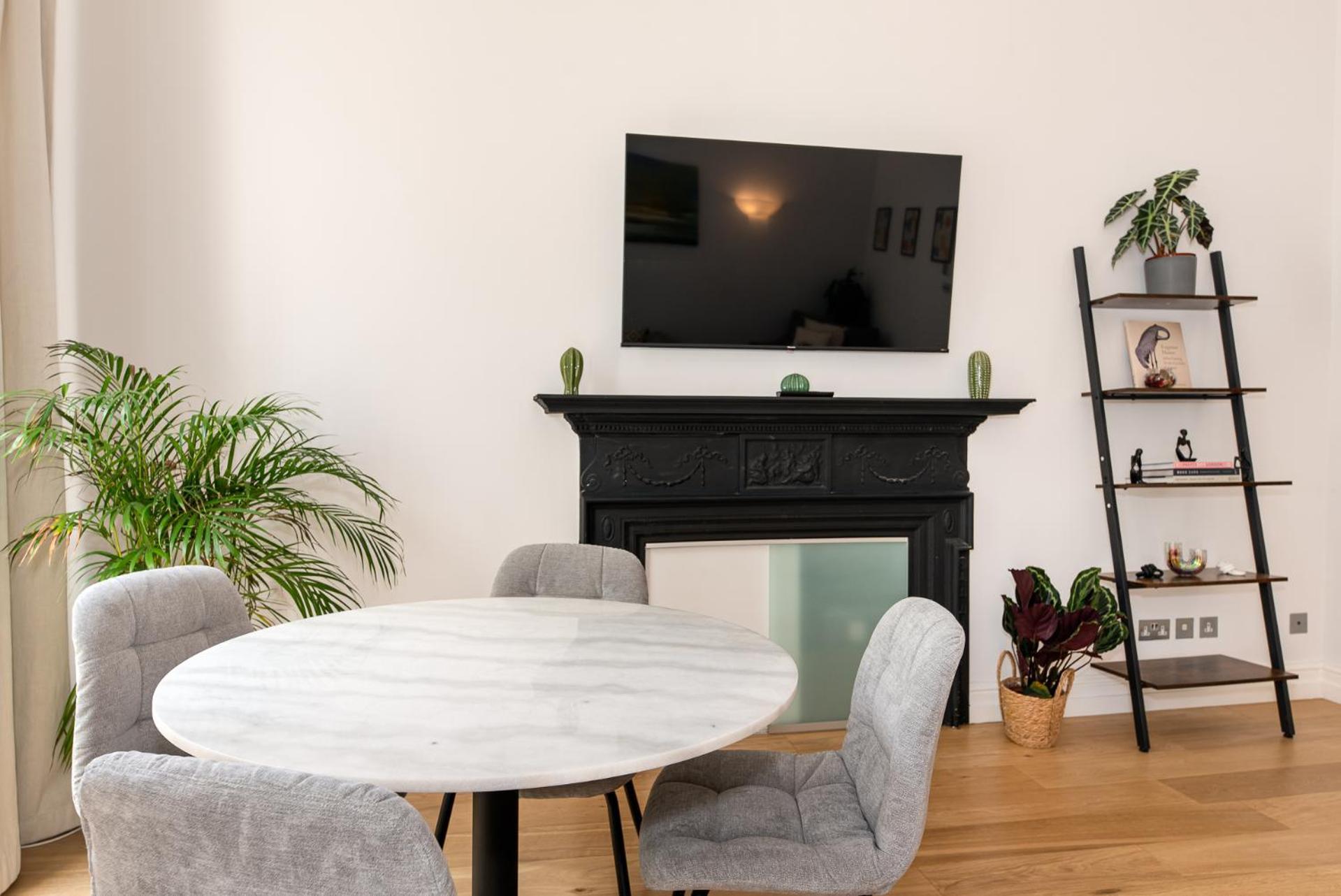 2-Bedroom Victorian Apartment In Kensington 런던 외부 사진