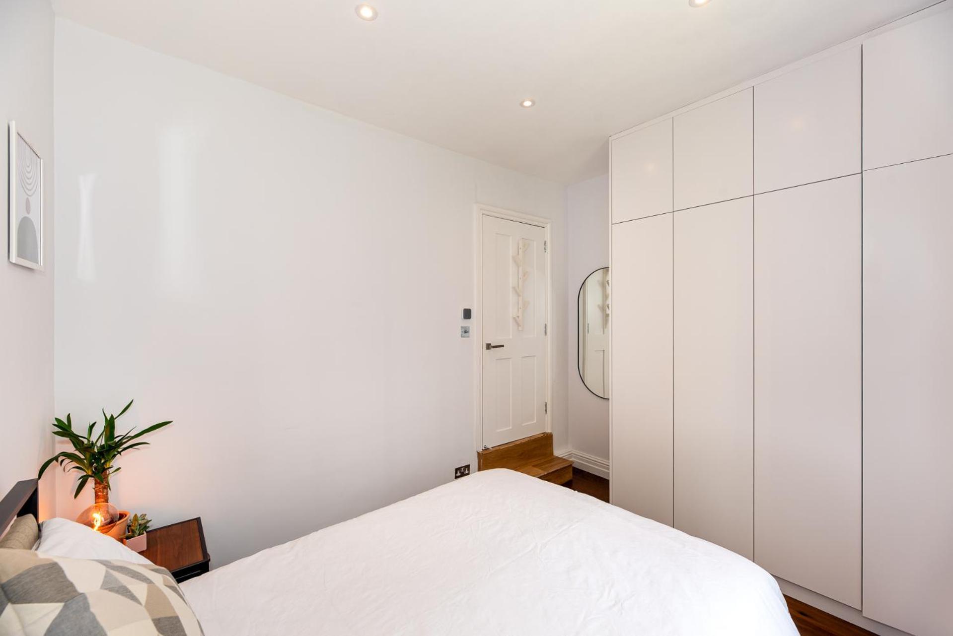 2-Bedroom Victorian Apartment In Kensington 런던 외부 사진